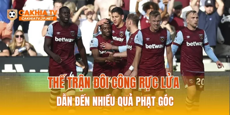 Thế trận đôi công rực lửa dẫn đến nhiều quả phạt góc